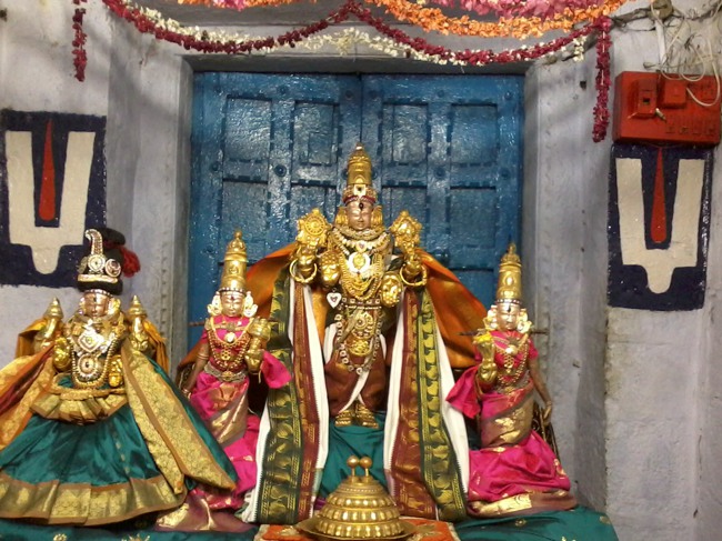 Thiruvelukkai Sri Azhagiya Singa Perumal Temple Ekadasi THirumanjanam-2015-04