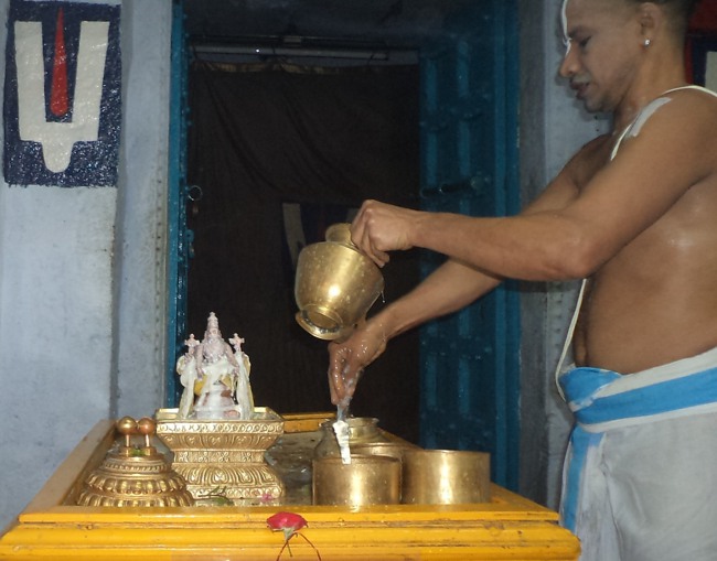 Thiruvelukkai Azhgaiya Singaperumal Temple Masi Ammavasai Thirumanjanam-2015-05