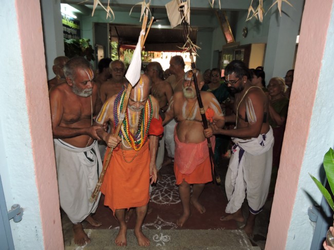 3rd may 15 - 5.30 to 6pm - srimath poundrikapuram andavan ashramathil srimath andavan swamigal ezhuntharullal (16)