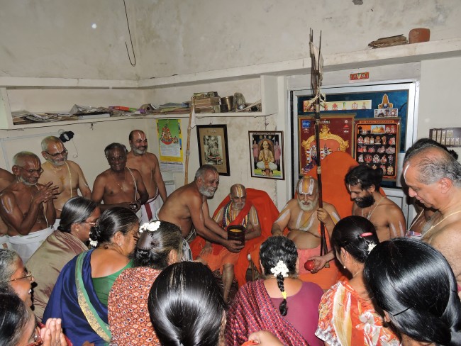 3rd may 15 - 5.30 to 6pm - srimath poundrikapuram andavan ashramathil srimath andavan swamigal ezhuntharullal (39)