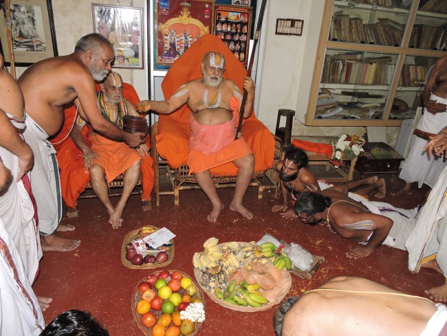 3rd may 15 - 5.30 to 6pm - srimath poundrikapuram andavan ashramathil srimath andavan swamigal ezhuntharullal (46)