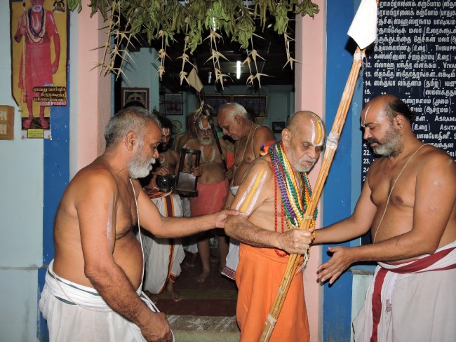 3rd may 15 - 5.30 to 6pm - srimath poundrikapuram andavan ashramathil srimath andavan swamigal ezhuntharullal (83)