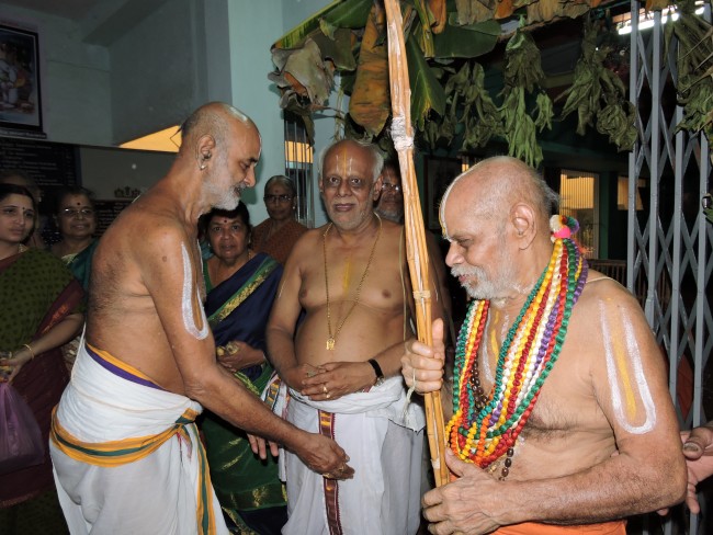 3rd may 15 - 5.30 to 6pm - srimath poundrikapuram andavan ashramathil srimath andavan swamigal ezhuntharullal (93)