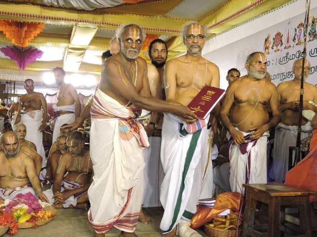 HH Srimushnam Andavan Sathabisheka Thirunakshatra Mahotsavam Divya Desa Mariyathai book release 2015-0097