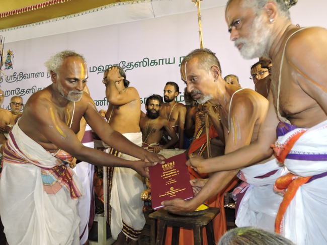 HH Srimushnam Andavan Sathabisheka Thirunakshatra Mahotsavam Divya Desa Mariyathai book release 2015-0102