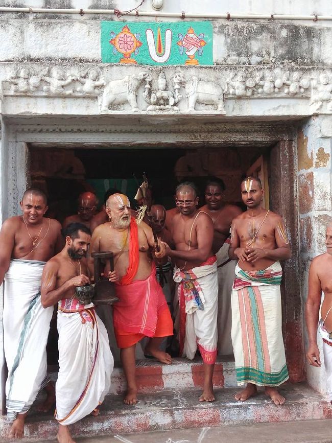 Sri Mushnam Andavan Mangalasaasanam at Kanchi Thirukacchi nambi and Koorathazhwan Sannadhi 2015 01