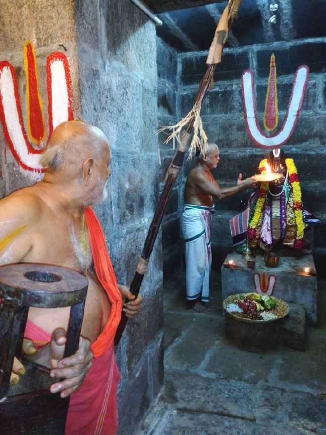 Sri Mushnam Andavan Mangalasaasanam at Kanchi Thirukacchi nambi and Koorathazhwan Sannadhi 2015 05