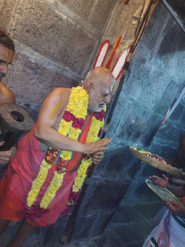 Sri Mushnam Andavan Mangalasaasanam at Kanchi Thirukacchi nambi and Koorathazhwan Sannadhi 2015 08
