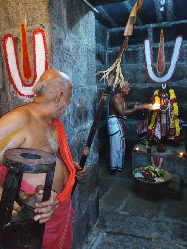 Sri Mushnam Andavan Mangalasaasanam at Kanchi Thirukacchi nambi and Koorathazhwan Sannadhi 2015 11