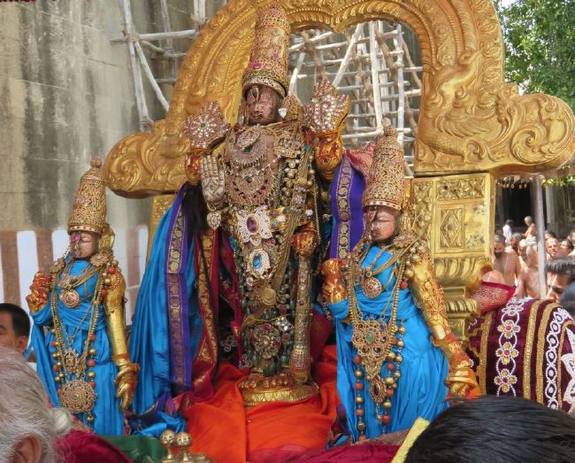 Kanchi Sri Devaperumal Sannadhi Mahanavami Morning Purappadu- 2015-24.jpg