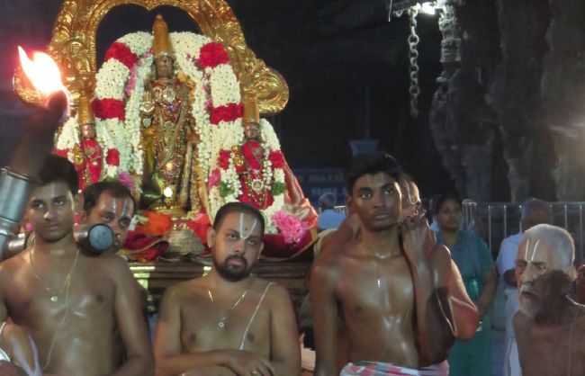 Kanchi Sri Devarajaswami Temple Manmadha Purattasi Pournami Purappadu 2015-18.jpg