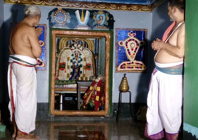 Thirukannamangai Swami Desikan Thirunakshatra Utsavam Periya Satrumurai- navaneetham distribution   2015-03.jpg