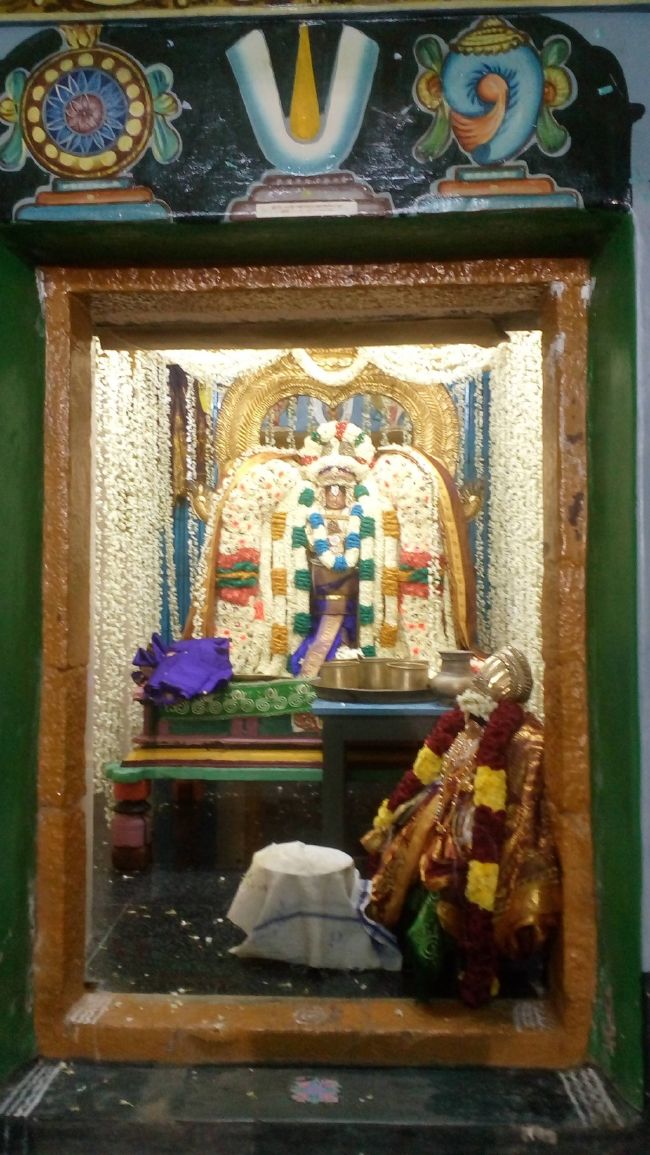 Thirukannamangai Swami Desikan Thirunakshatra Utsavam Periya Satrumurai- navaneetham distribution   2015-10.jpg