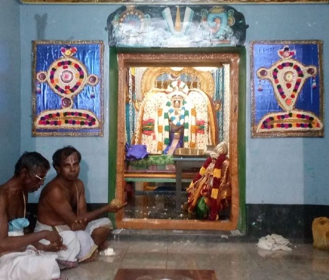 Thirukannamangai Swami Desikan Thirunakshatra Utsavam Periya Satrumurai- navaneetham distribution   2015-13.jpg