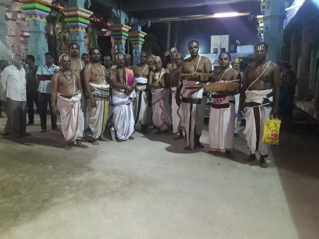 Poovirundavalli-Sri-Varadharaja-Perumal-Thirukachi-Nambigal_05