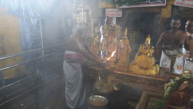 ahobilam-sri-narasimha-swami-temple-purattasi-ammavasai-thirumanjanam-2016030