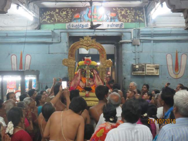 kanchi-devarajaswami-temple-aippasi-sukravara-purappadu-2016039